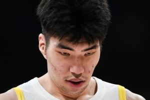 顶住压力！余嘉豪6罚5中得7分7板1断1帽 体型碾压爆抢6前场板