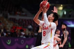 手感不佳但两度送出妙传！赵睿半场4中1得到3分 另有1板3助