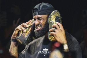 詹姆斯：在上海看到孩子们穿我的球鞋打球 我从小就梦想有签名鞋